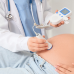 A Dra. Thaline Neves identifica infecções e hemorragias para proteger mãe e bebê durante toda a gestação.