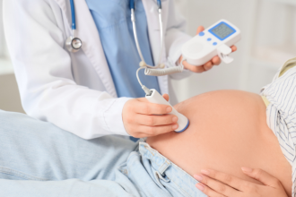 A Dra. Thaline Neves identifica infecções e hemorragias para proteger mãe e bebê durante toda a gestação.