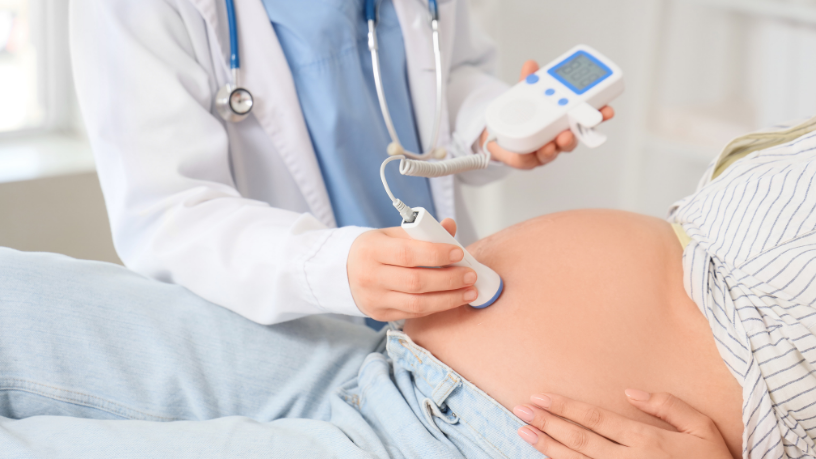 A Dra. Thaline Neves identifica infecções e hemorragias para proteger mãe e bebê durante toda a gestação.
