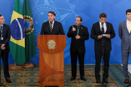 Pedro Guimarães relembra os bastidores da primeira coletiva sobre a Covid-19 no Palácio do Planalto, em 27 de março de 2020.