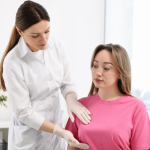 Entenda as discussões sobre a frequência do rastreio mamário com a análise de Vinicius Tadeu Sattin Rodrigues sobre os diferentes posicionamentos médicos.