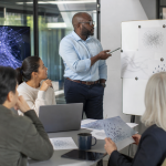 Equipe de profissionais colaborando na avaliação de soluções de inteligência artificial em um ambiente corporativo.