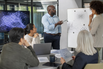 Equipe de profissionais colaborando na avaliação de soluções de inteligência artificial em um ambiente corporativo.