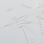 Ilustração abstrata de redes neurais digitais interligadas, com fluxos de dados em diferentes direções
