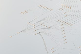 Ilustração abstrata de redes neurais digitais interligadas, com fluxos de dados em diferentes direções